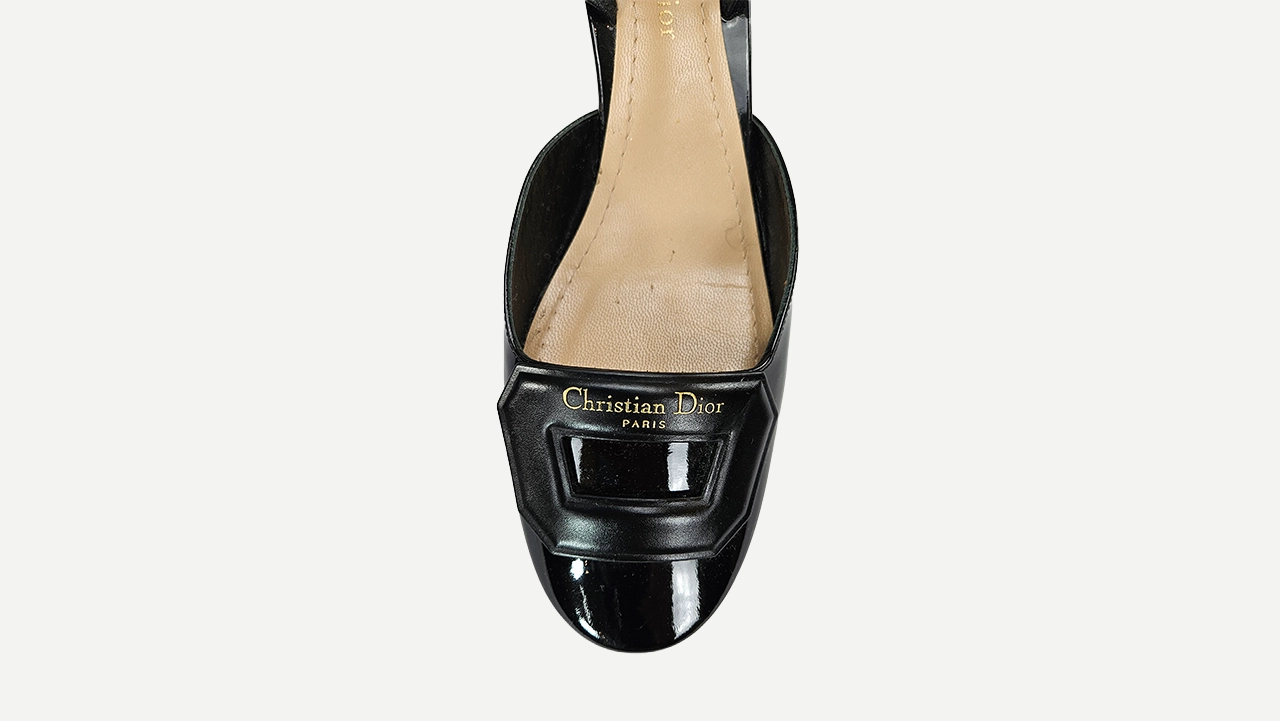 Foto 4: CHRISTIAN DIOR - Sapato Slingback em Couro Envernizado Preto. Tamanho 38,5 IT / 37 BR