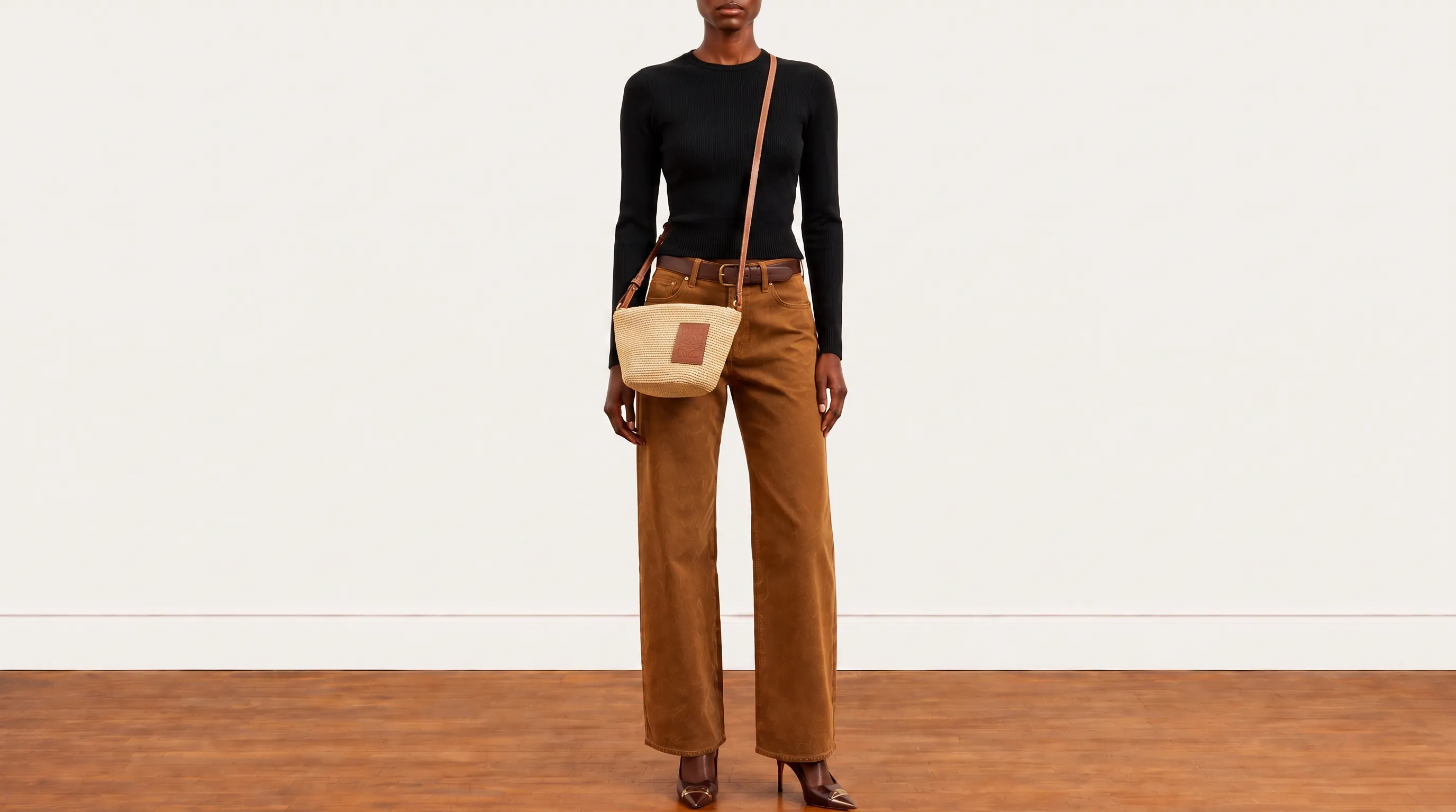 Foto 2: LOEWE - Bolsa Slit Pochette em Ráfia e Calfskin