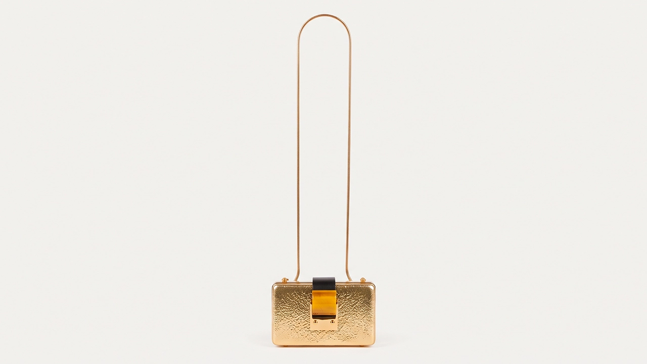 Foto 4: LANVIN - Clutch em Metal Dourado Martelado