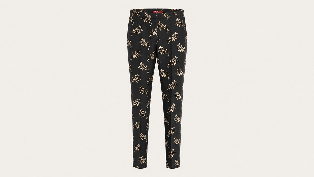 Foto 5: MAX MARA - Blusa em Malha Bege e Calça em Seda Estampada. Tamanho 40 BR