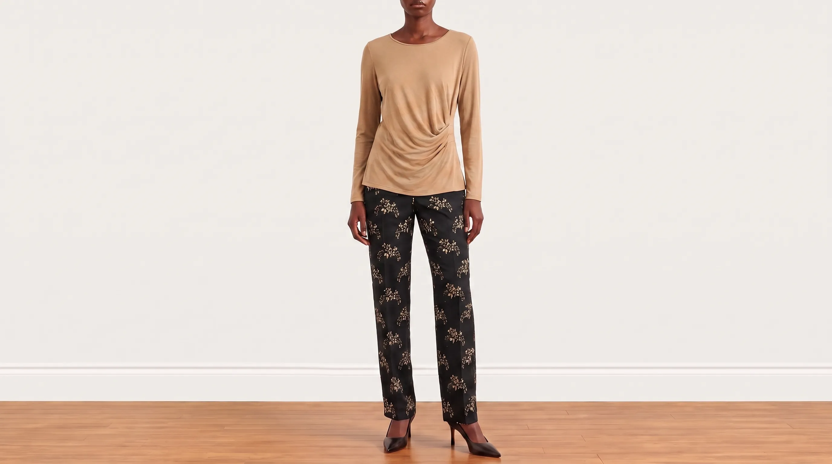 Foto 2: MAX MARA - Blusa em Malha Bege e Calça em Seda Estampada. Tamanho 40 BR