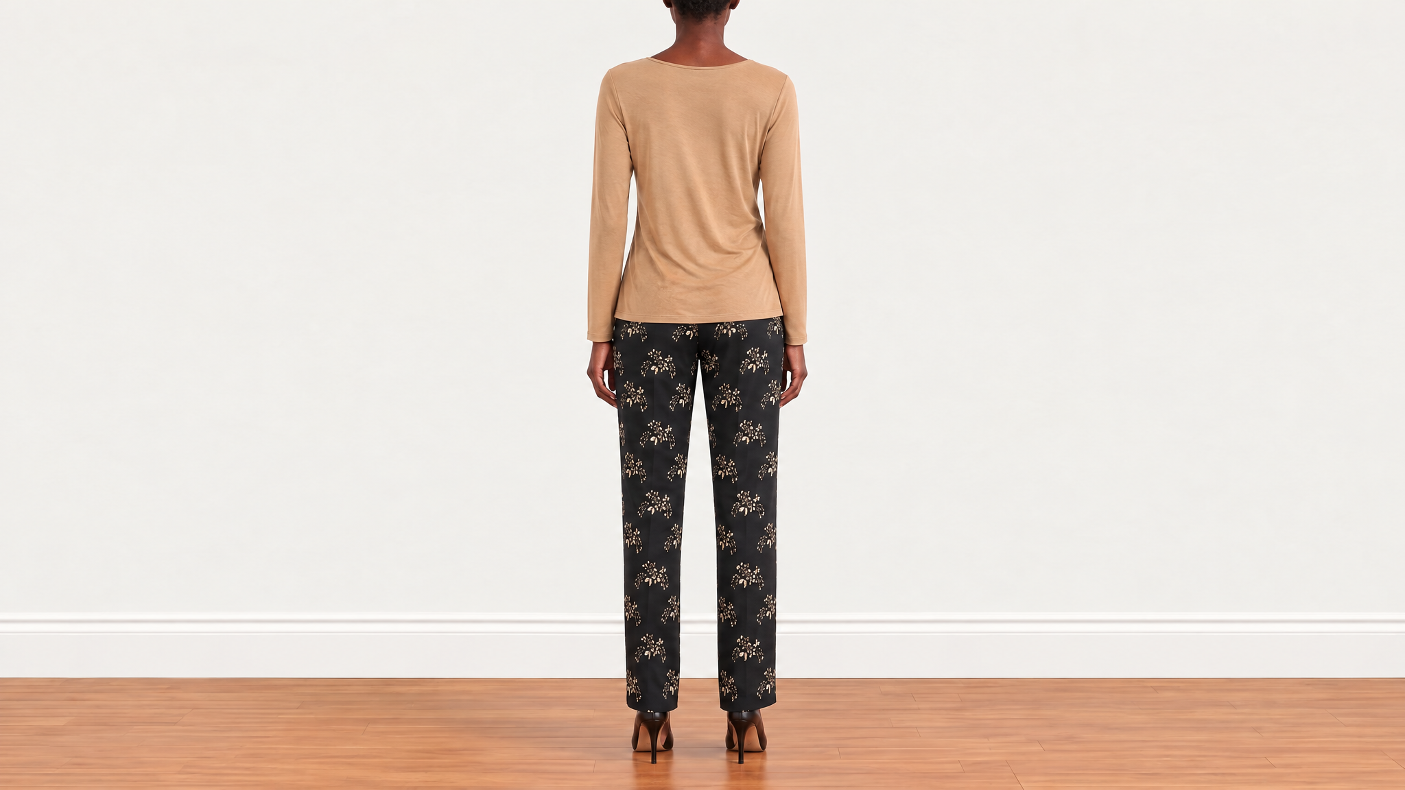 Foto 3: MAX MARA - Blusa em Malha Bege e Calça em Seda Estampada. Tamanho 40 BR
