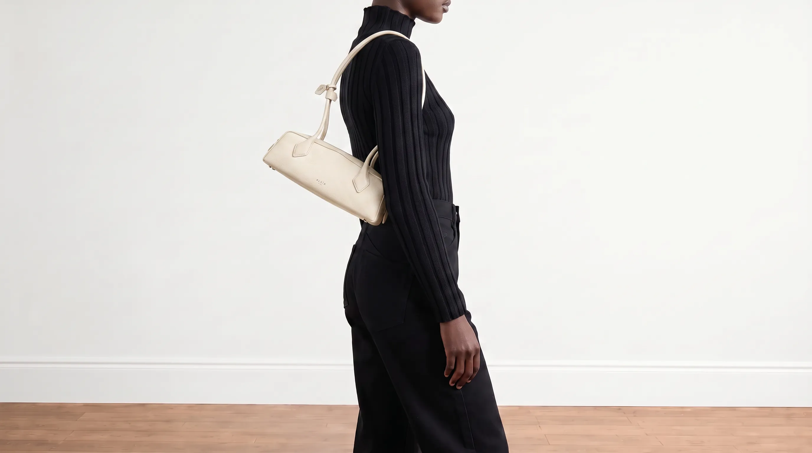 Foto 2: ALAÏA - Bolsa Le Teckel Média em Couro Creme