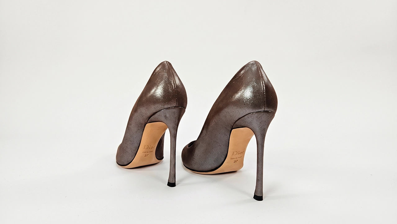 Foto 3: DIOR - Scarpin em Tom Bronze. Tamanho 37 IT / 35 BR