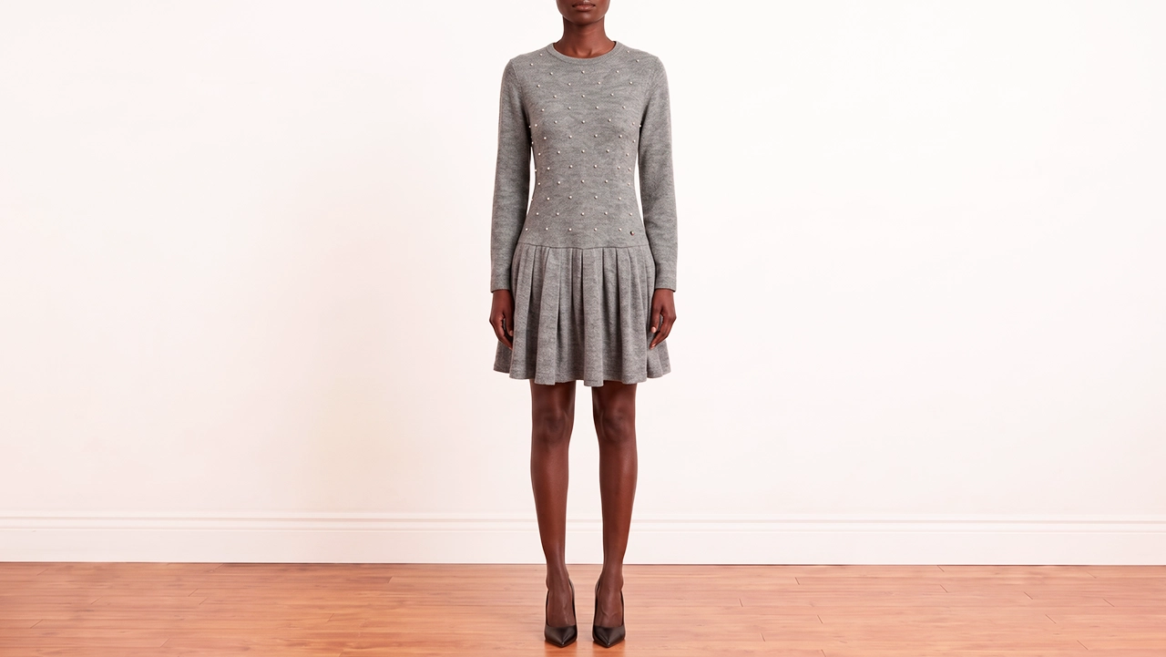 Foto 2: CHANEL - Vestido Cinza com Pérolas. Tamanho 36 BR