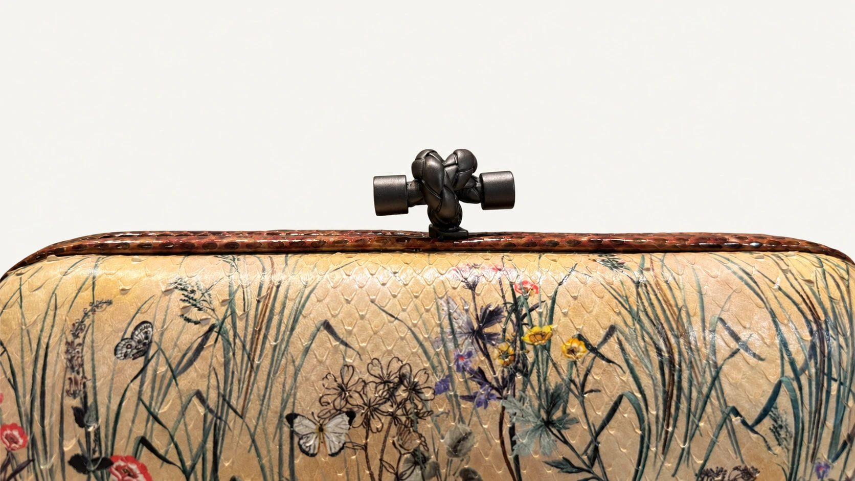Foto 4: BOTTEGA VENETA - Clutch Knot Strech em Lizard com Estampa Botânica