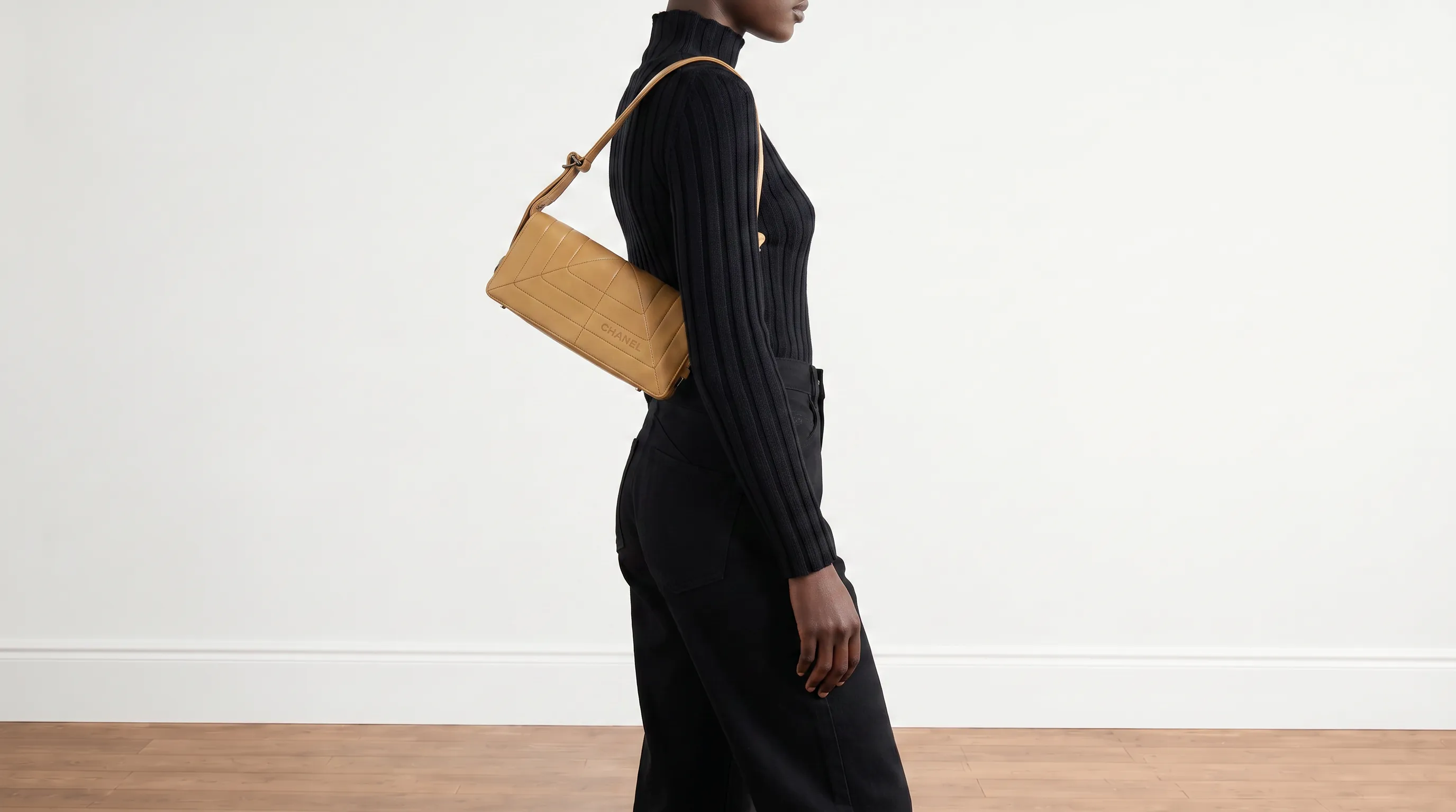 Foto 2: CHANEL - Early 2000s Shoulder Bag (Karl Lagerfeld)