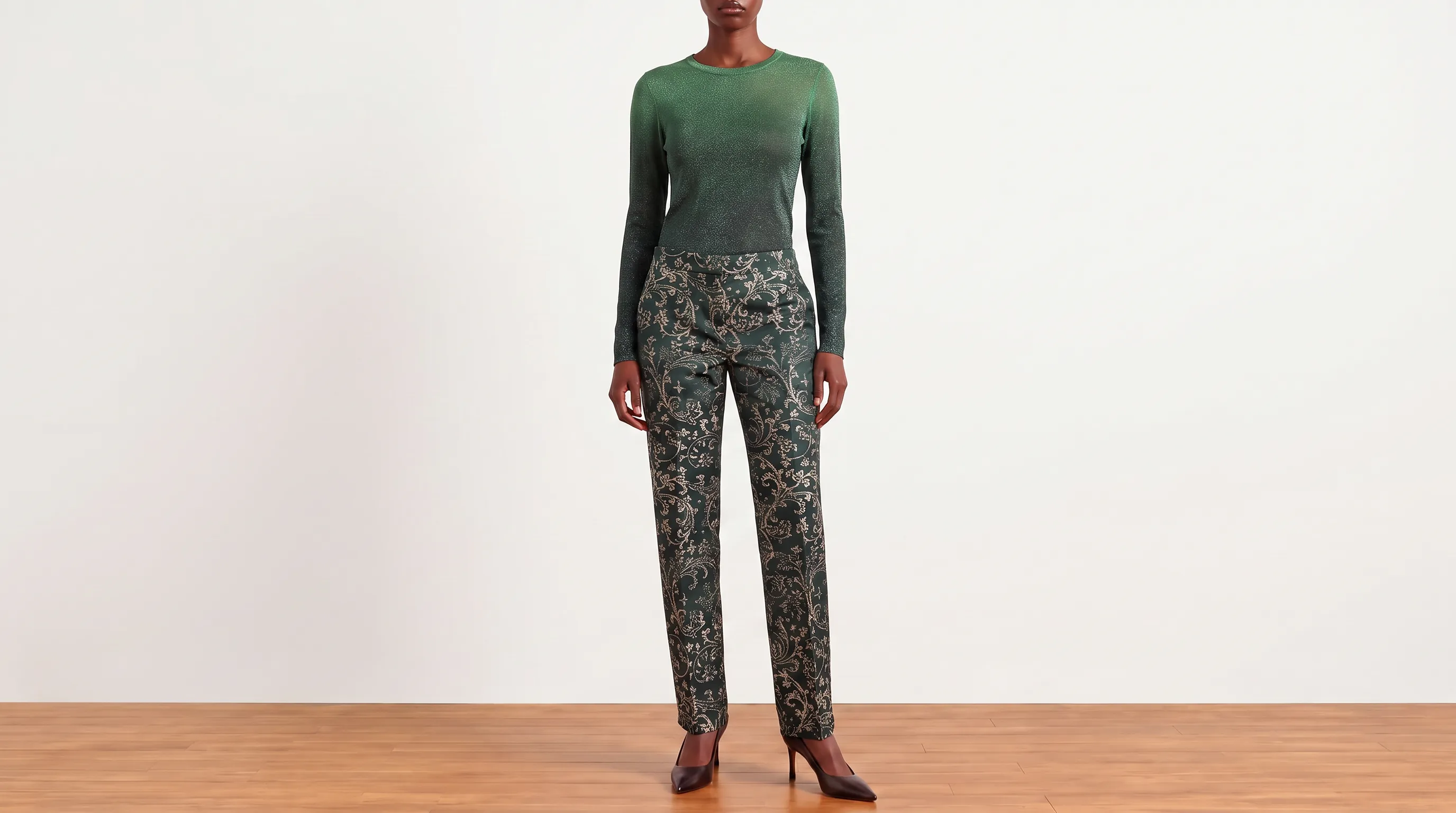 Foto 2: MAX MARA - Blusa em malha de lurex e calça de seda verde. Tamanho 38 BR