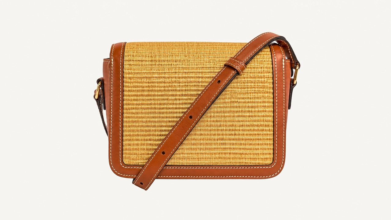 Foto 4: CELINE - Bolsa Triomphe Teen em Ráfia e Couro Tan