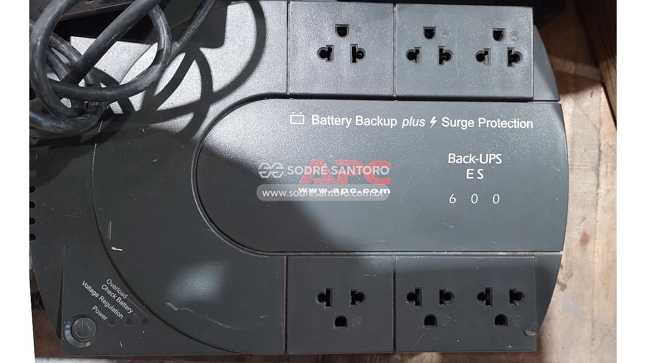 Foto 4: abajures decorativos e mini armário,diversos spots e lâmpadas,monitores, cpus, impressora, fax e periféricos,nobreaks, aparelhos telefônicos e aquecedor