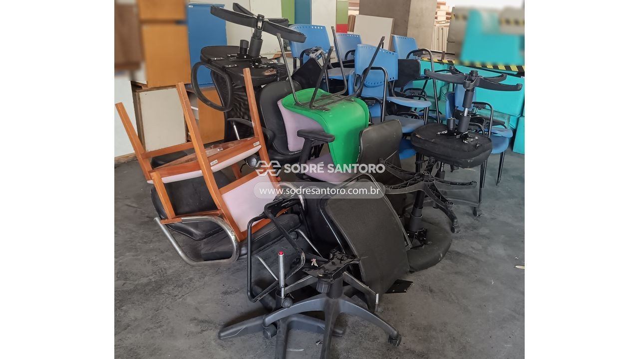Foto 2: aprox. 20 cadeiras diversas