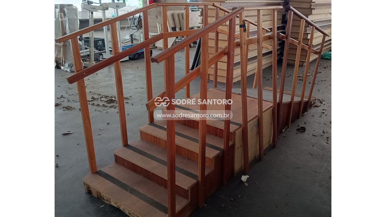 Foto 2: escada com rampa e corrimão em madeira