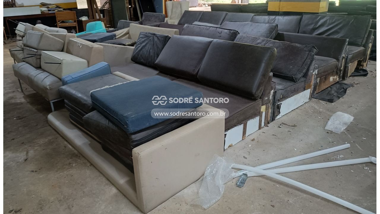 Foto 3: sucata de 11 sofás e 4 poltronas