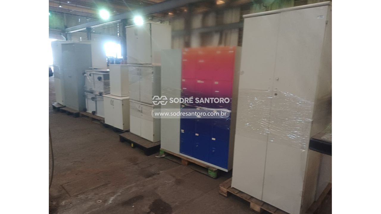 Foto 4: 15 armários, 2 arquivos aço e 4 mesas auxiliares