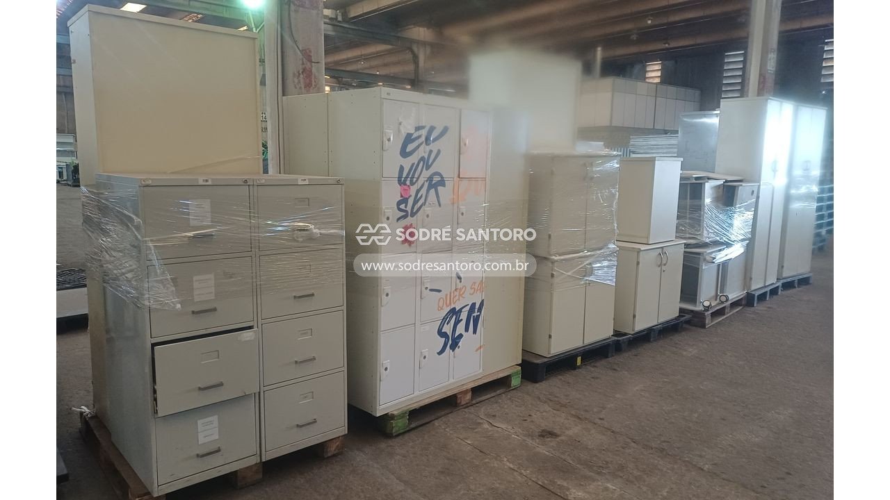Foto 5: 15 armários, 2 arquivos aço e 4 mesas auxiliares
