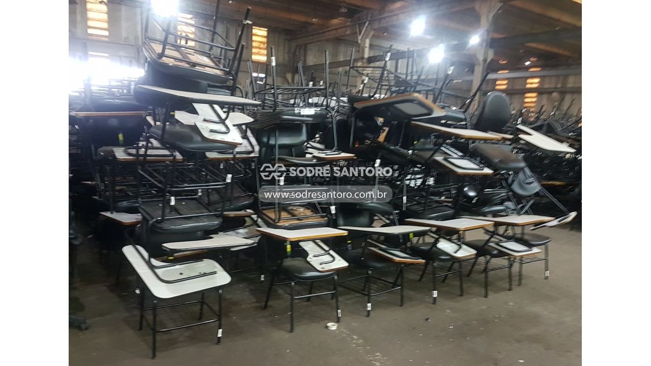 Foto 2: cadeiras universitárias