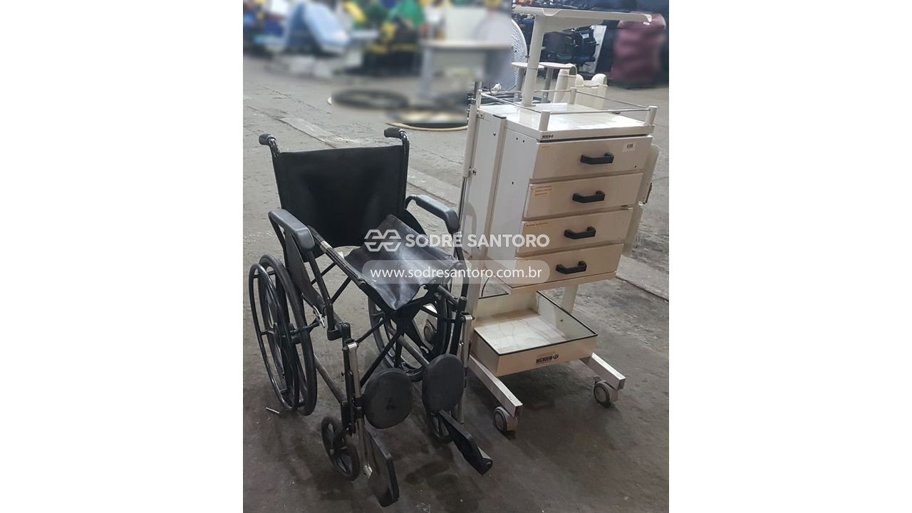 Foto 2: 1 cadeira de rodas e 1 carrinho p/emergência aço