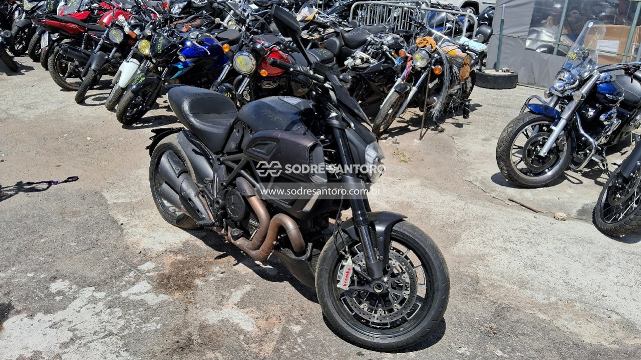Veículo DUCATI Diavel Ducati Diavel 2015 Pequena Monta Preta 2015 em leilão