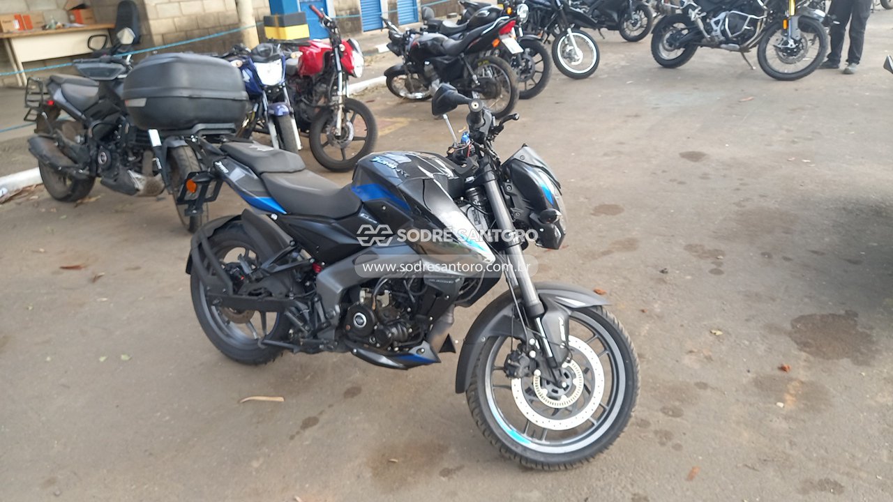 Bajaj Dominar D160 2025 em leilão