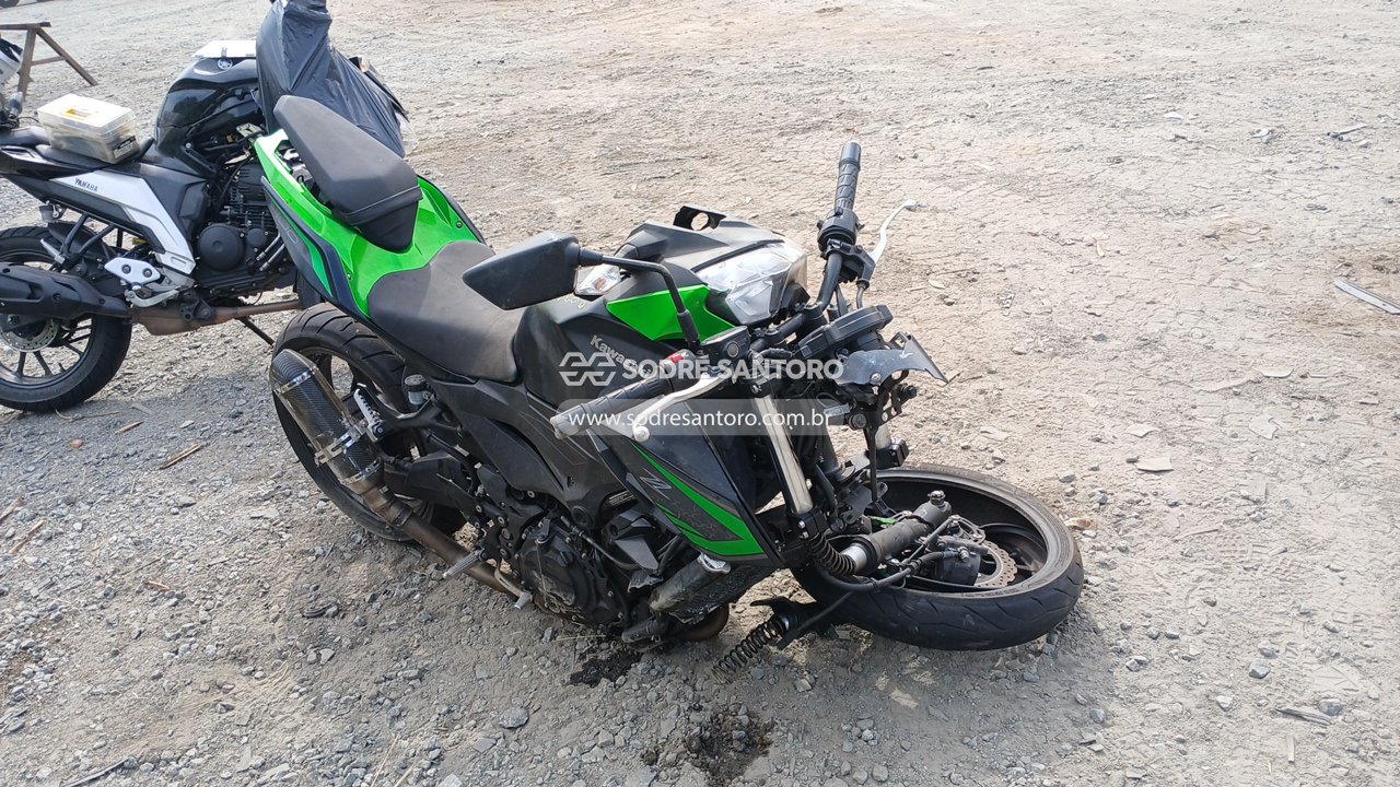 Kawasaki Z400 2021 em leilão