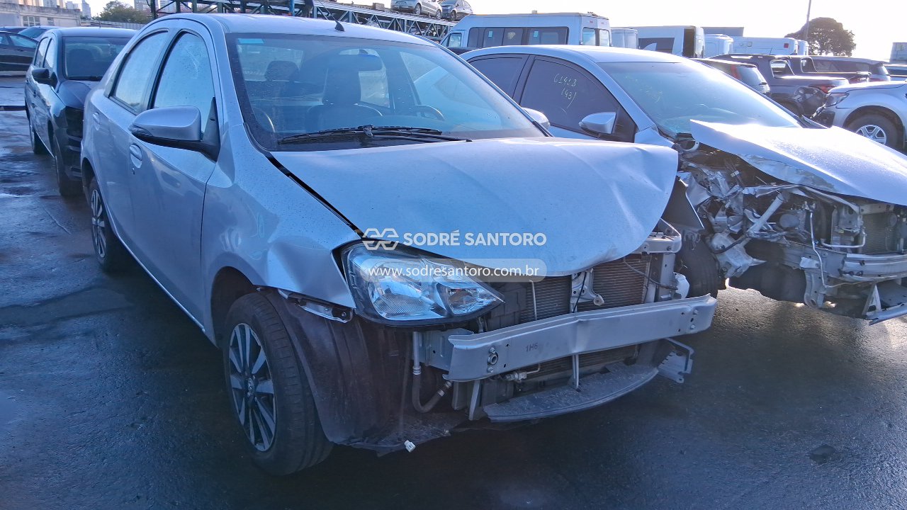 Toyota Etios Sd Platinum 2015 em leilão — SP