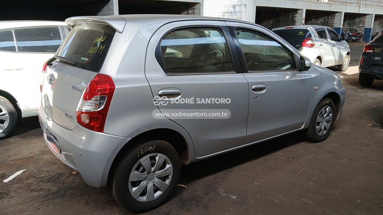 Toyota Etios HB XS 15 - 2014/2014 — foto 4 de 13