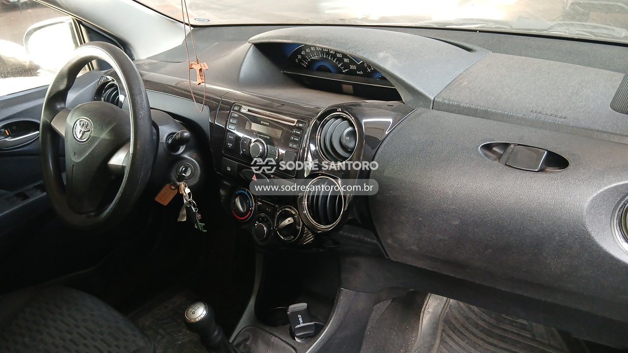 Toyota Etios HB XS 15 - 2014/2014 — foto 6 de 13