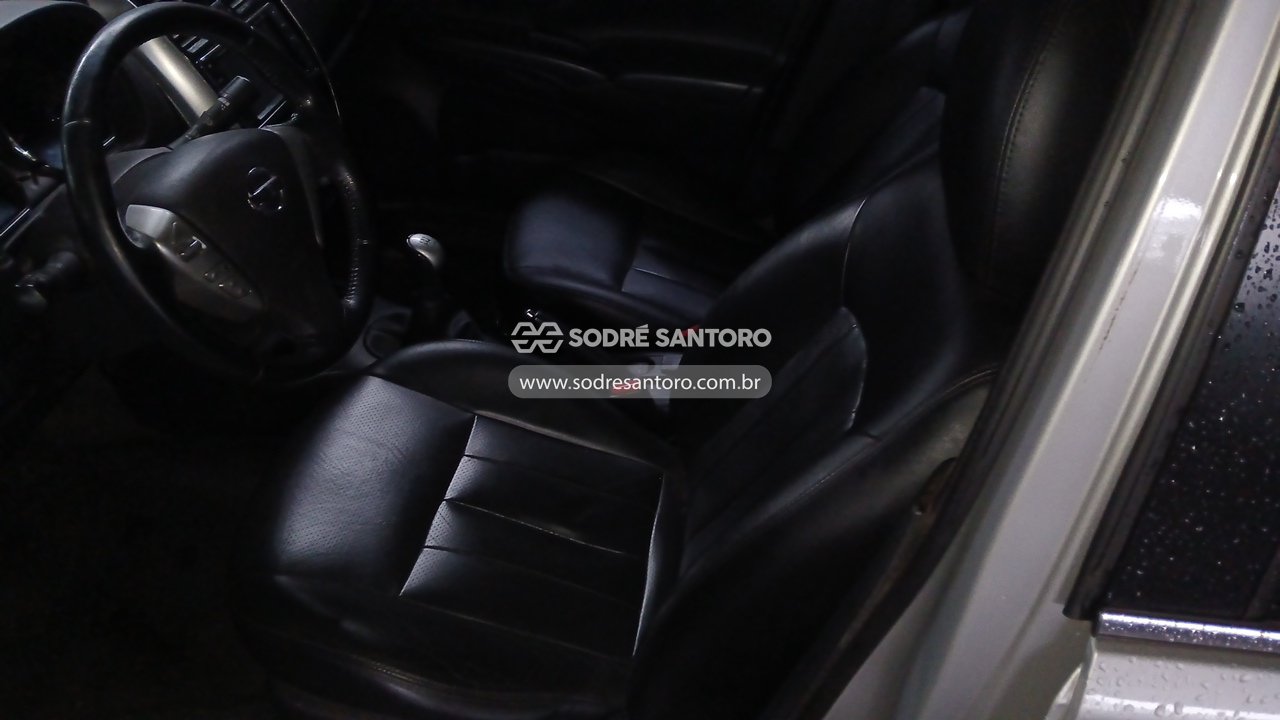 Nissan Versa 16 SL - 2016/2016 — foto 8 de 13
