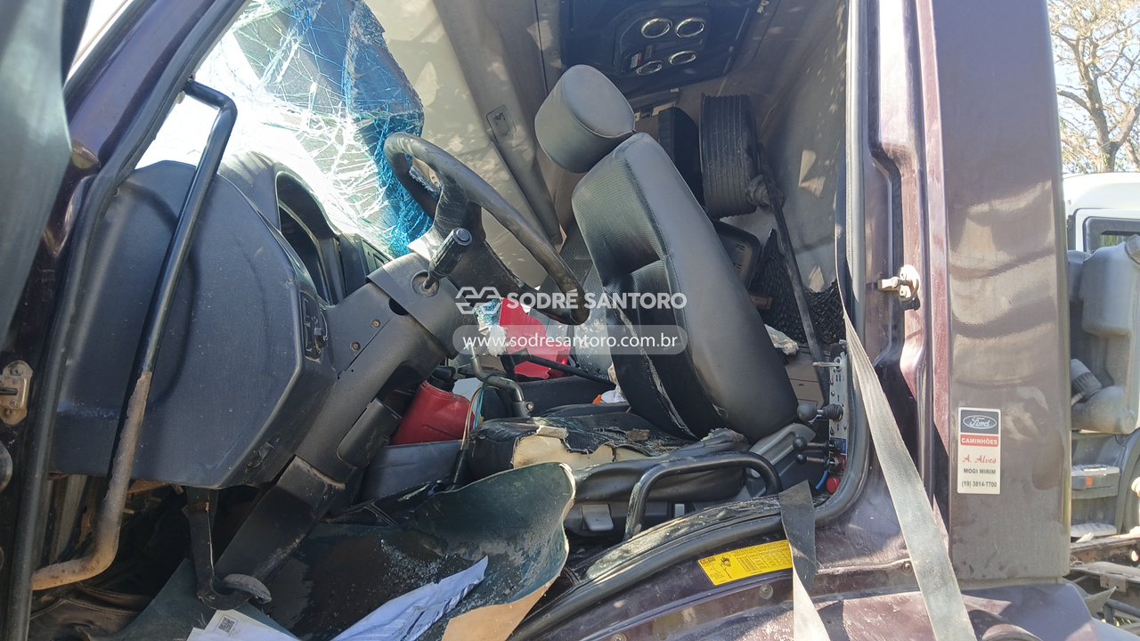 Ford Cargo 3133 6x4 - 2012/2013 — foto 8 de 13