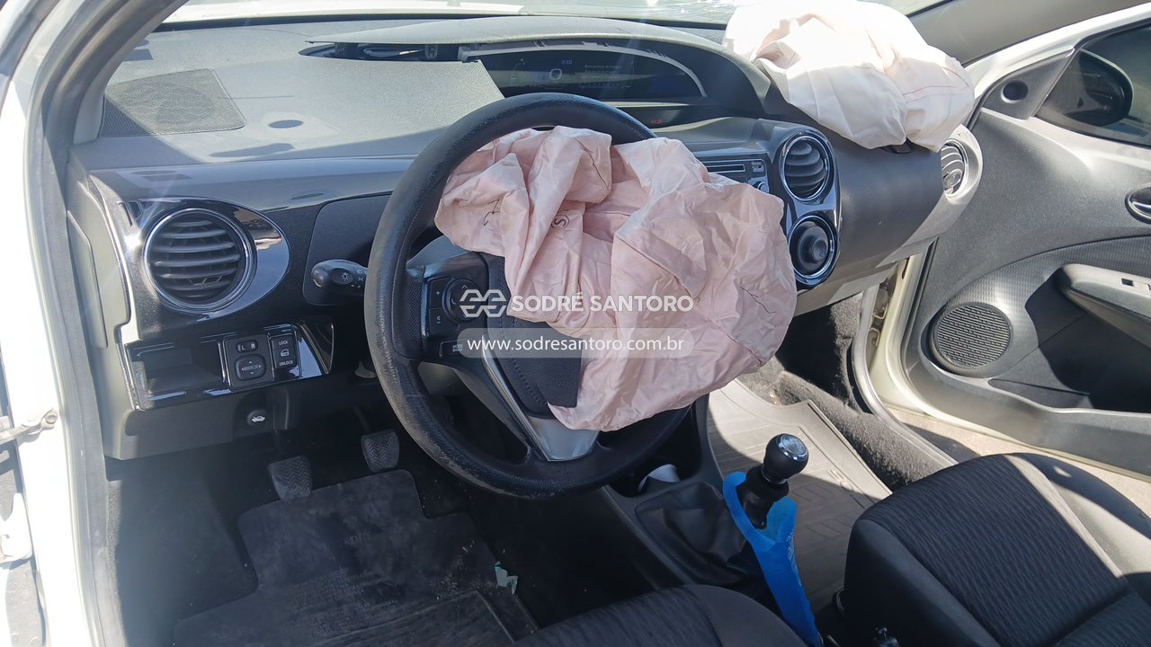 Toyota Etios HB XS 15 MT - 2017/2018 — foto 6 de 13
