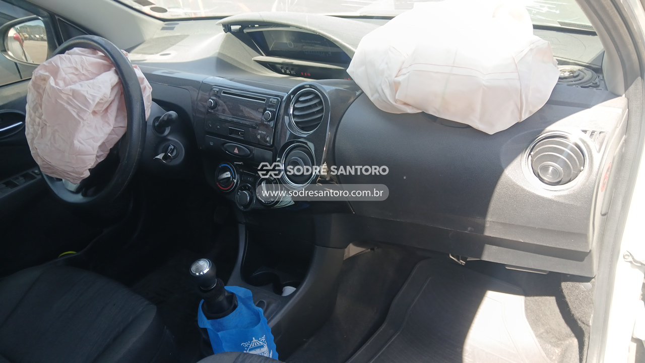 Toyota Etios HB XS 15 MT - 2017/2018 — foto 8 de 13