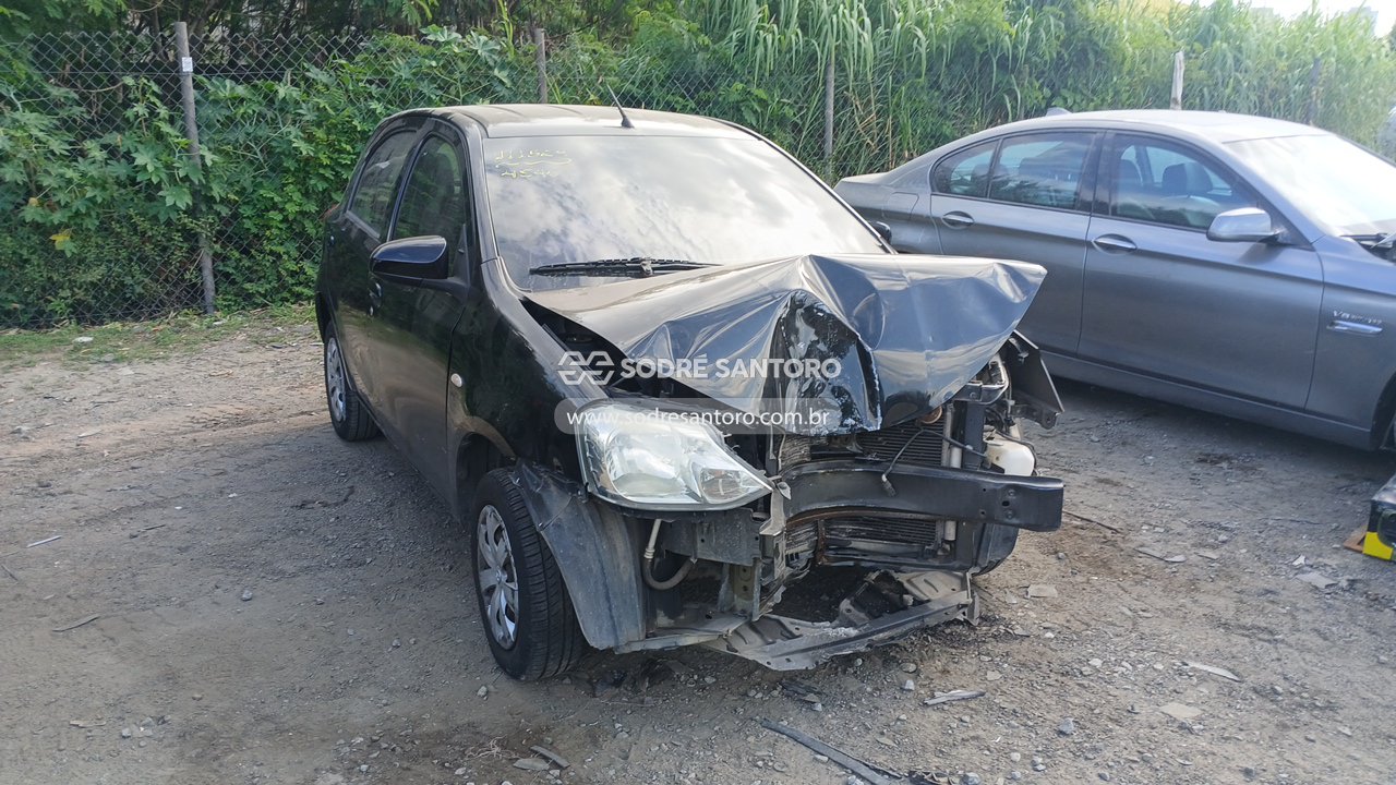 Toyota Etios  X 2015 em leilão