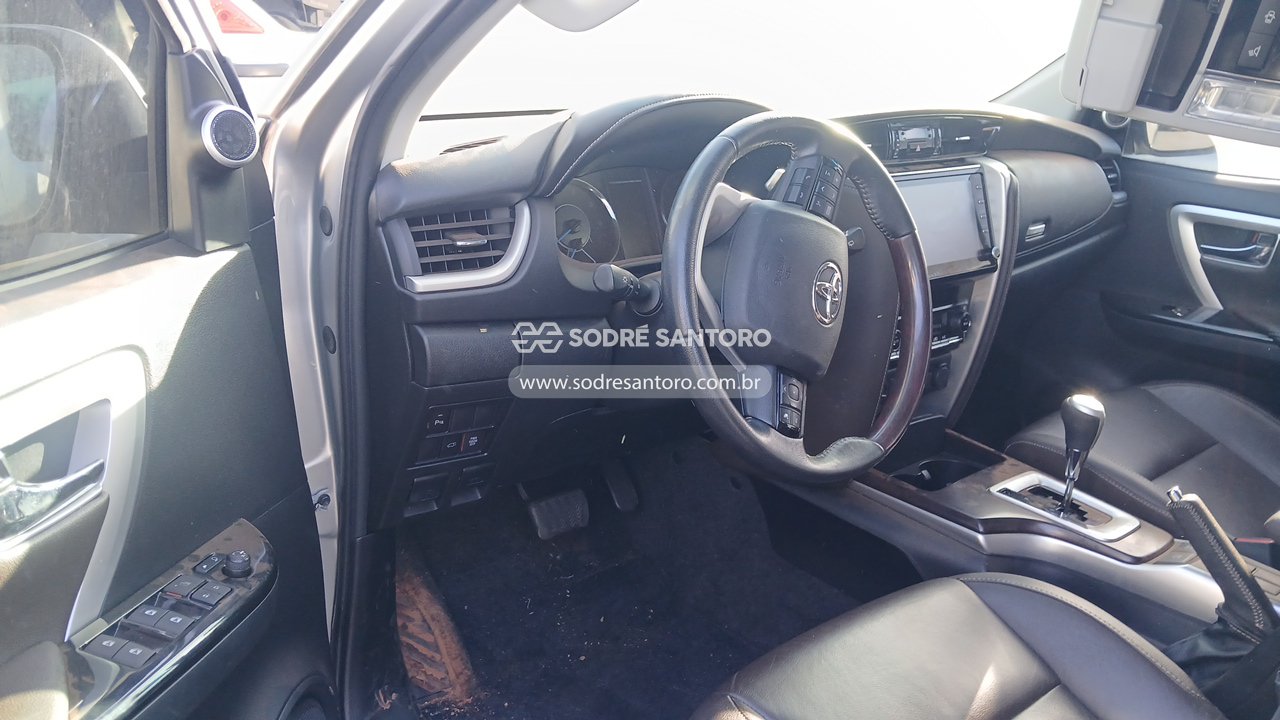 Toyota Hilux - 2020/2020 — foto 6 de 12