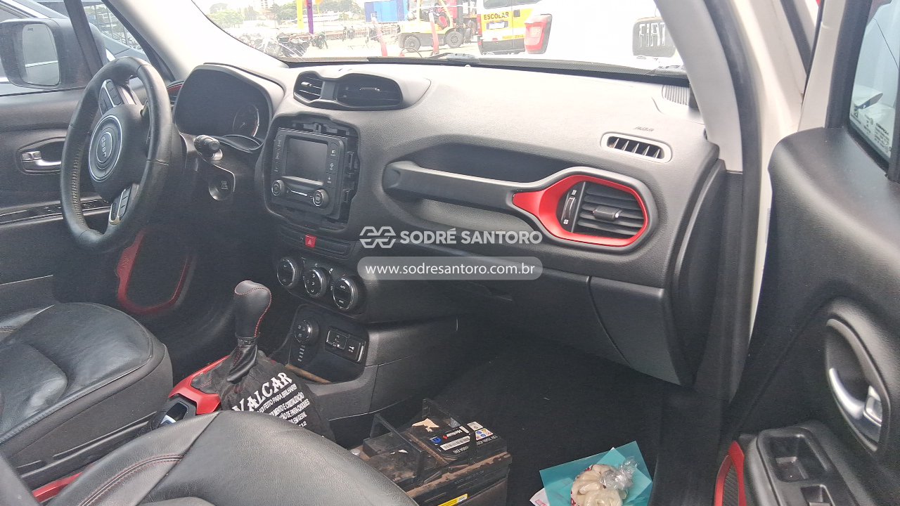 Jeep Renegade Thawk AT - 2016/2016 — foto 8 de 12