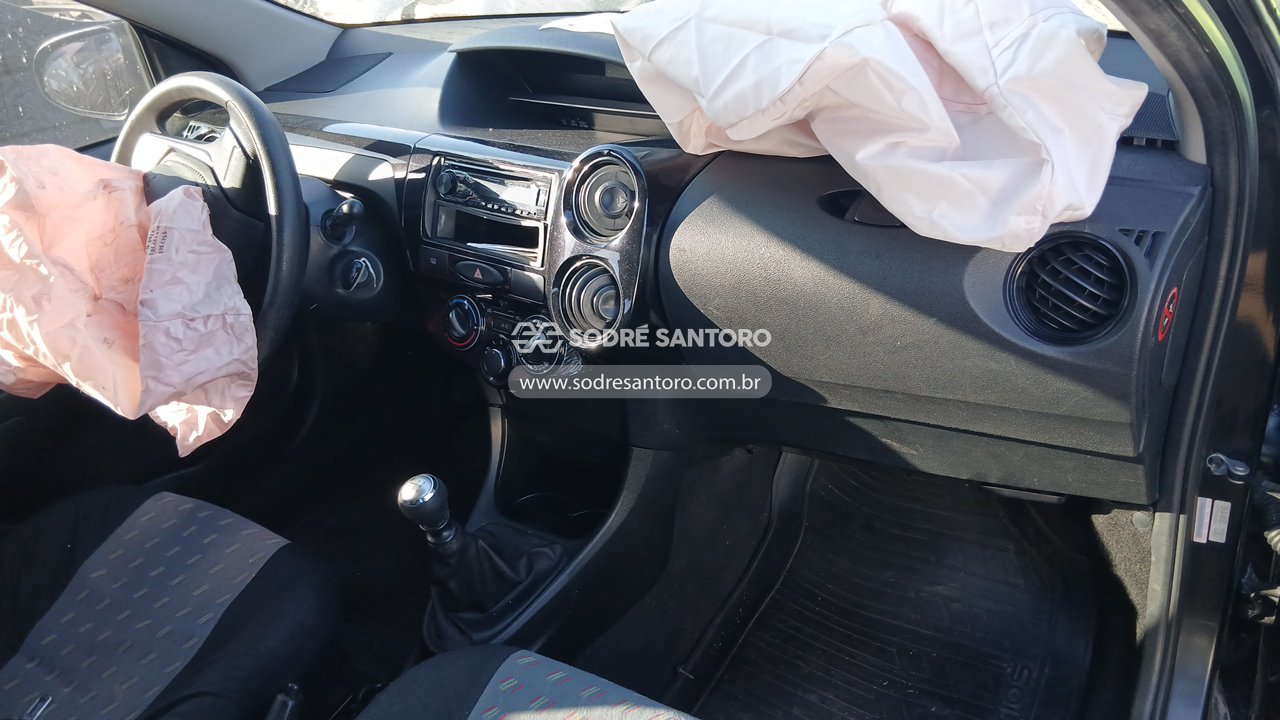 Toyota Etios HB X 13l MT - 2016/2017 — foto 7 de 12