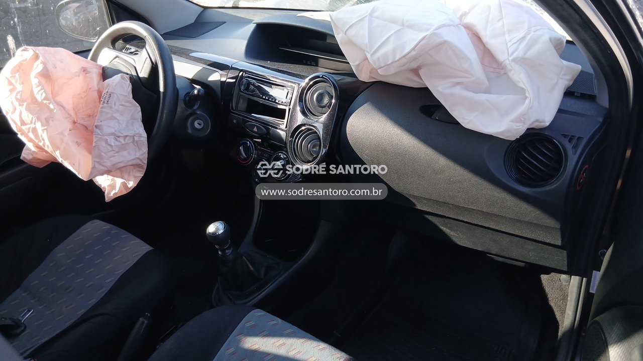 Toyota Etios HB X 13l MT - 2016/2017 — foto 10 de 12