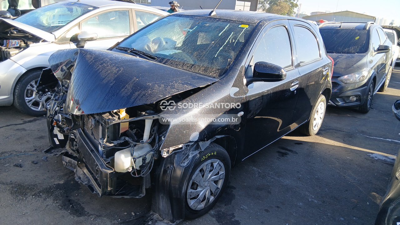 Toyota Etios HB X 13l MT - 2016/2017 — foto 3 de 12