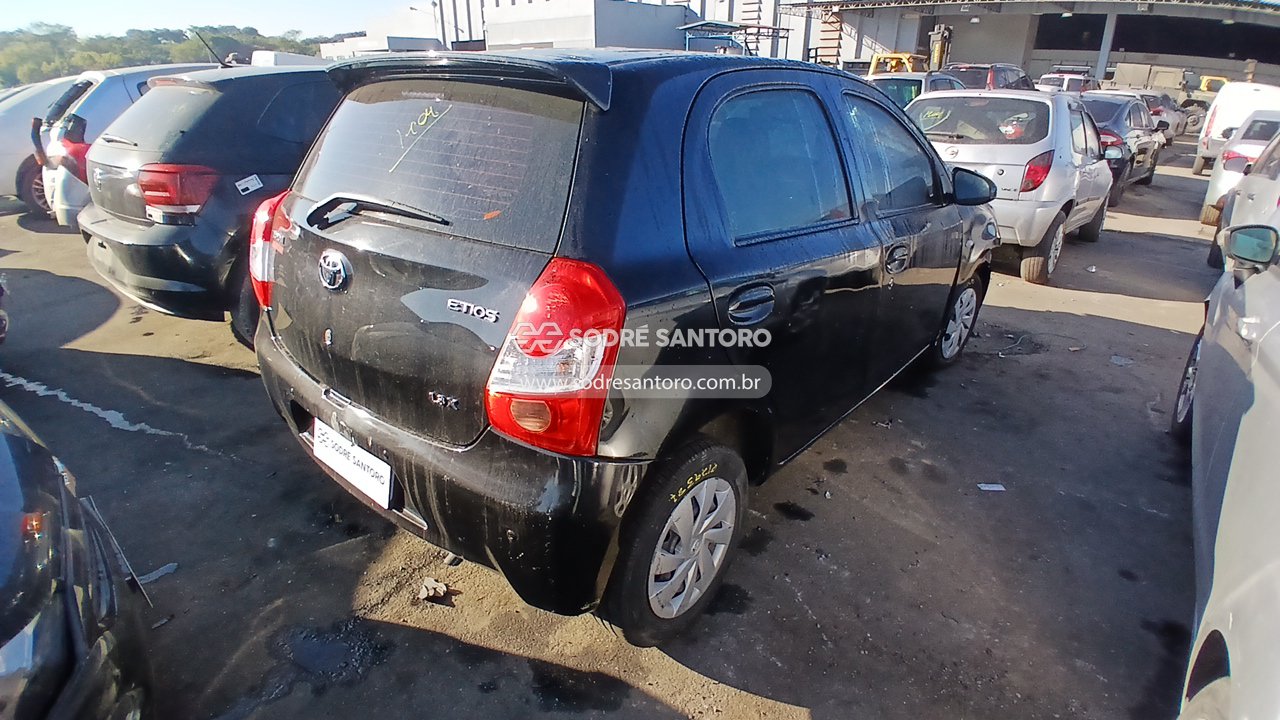 Toyota Etios HB X 13l MT - 2016/2017 — foto 4 de 12