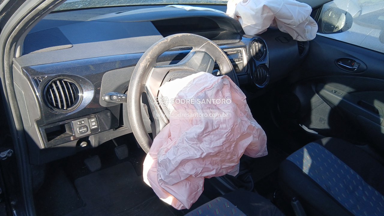 Toyota Etios HB X 13l MT - 2016/2017 — foto 6 de 12