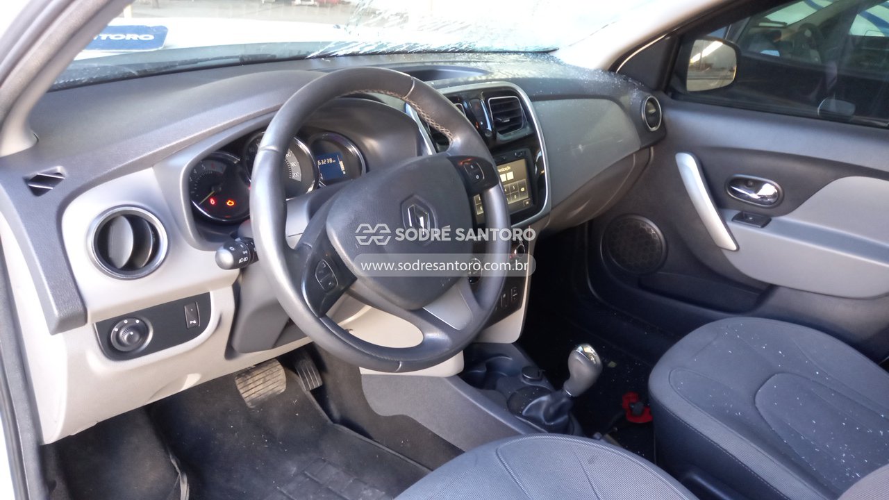 Renault Logan Dyna 16 R - 2015/2016 — foto 6 de 13