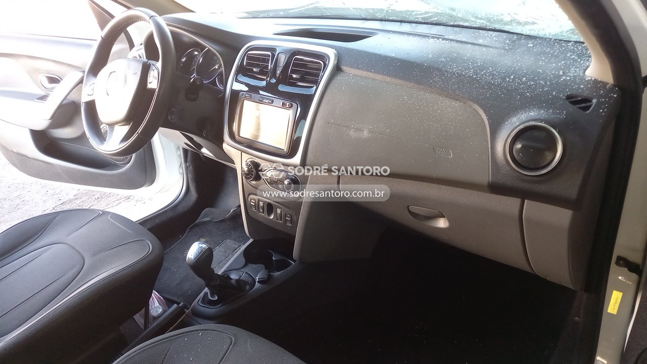 Renault Logan Dyna 16 R - 2015/2016 — foto 8 de 13