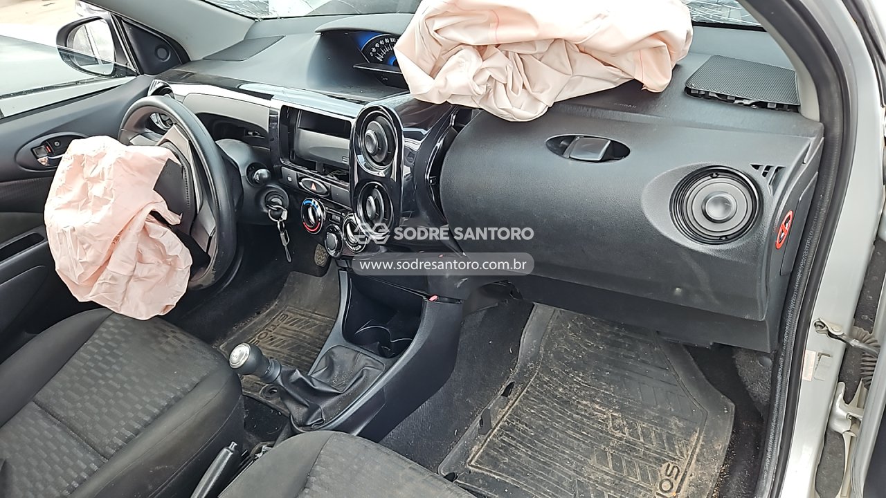 Toyota Etios HB X - 2015/2016 — foto 7 de 10