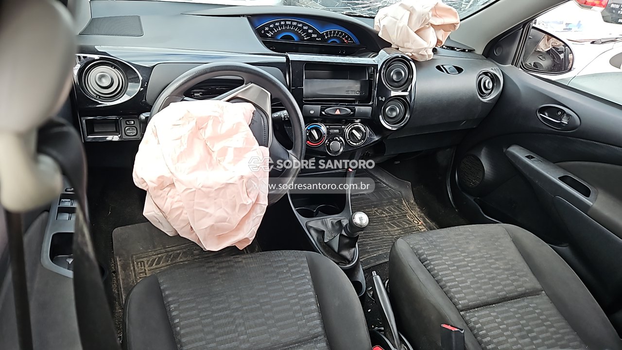 Toyota Etios HB X - 2015/2016 — foto 10 de 10