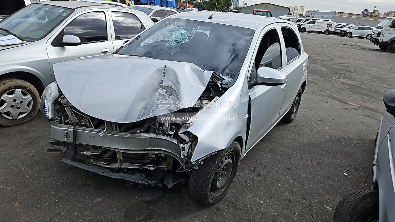Toyota Etios HB X - 2015/2016 — foto 3 de 10
