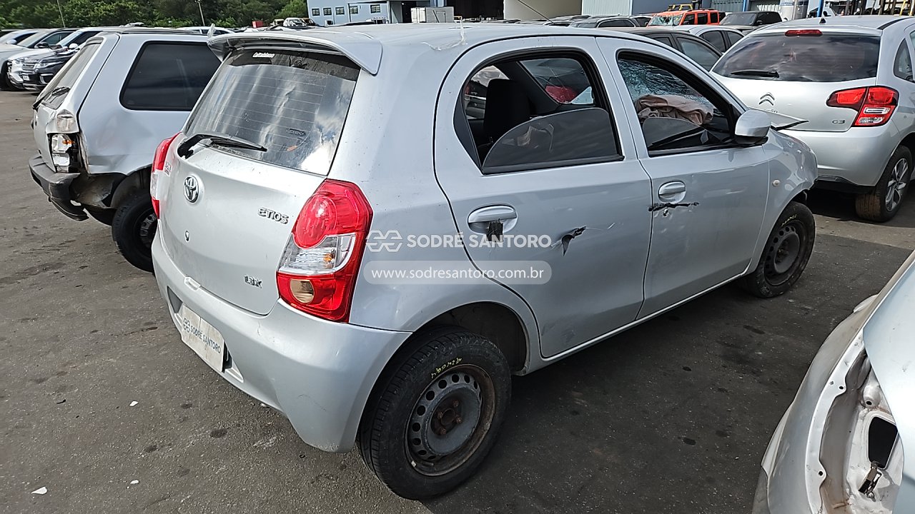 Toyota Etios HB X - 2015/2016 — foto 4 de 10