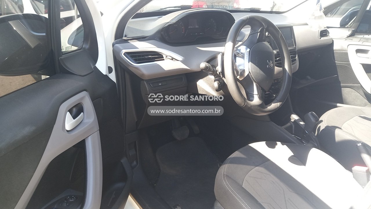 Peugeot 208 Allure AT - 2016/2017 — foto 6 de 12