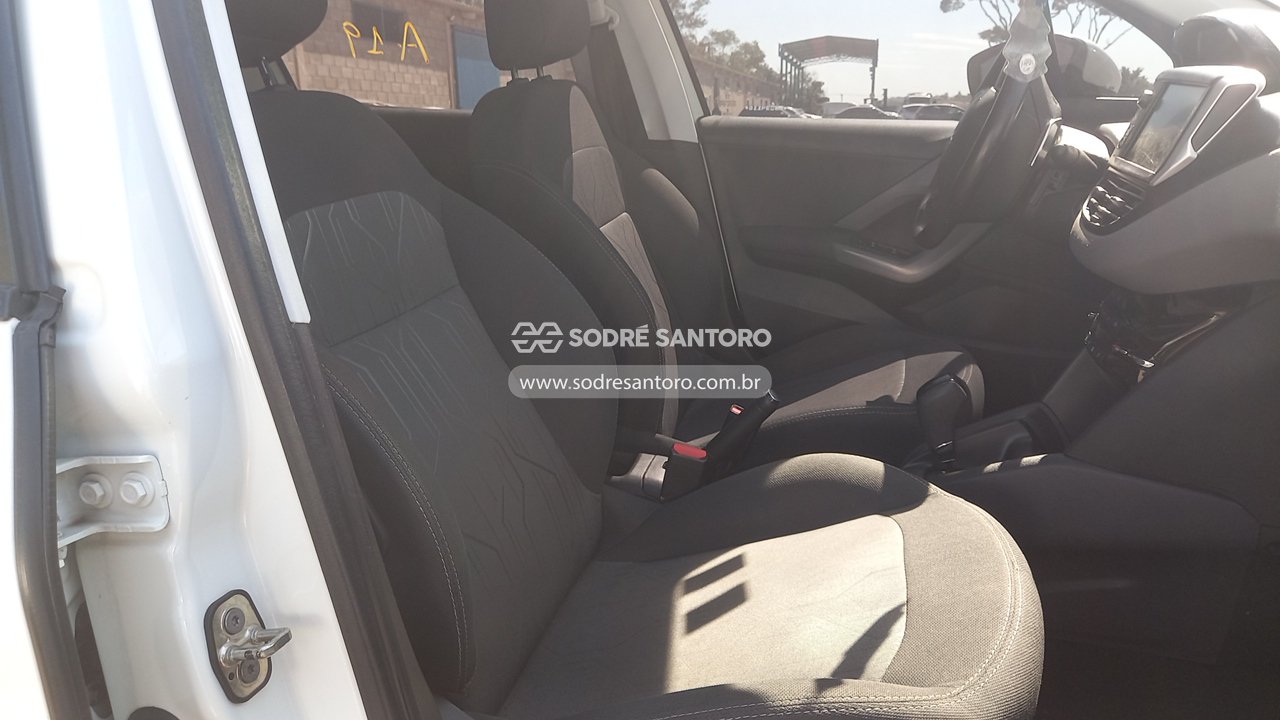 Peugeot 208 Allure AT - 2016/2017 — foto 9 de 12