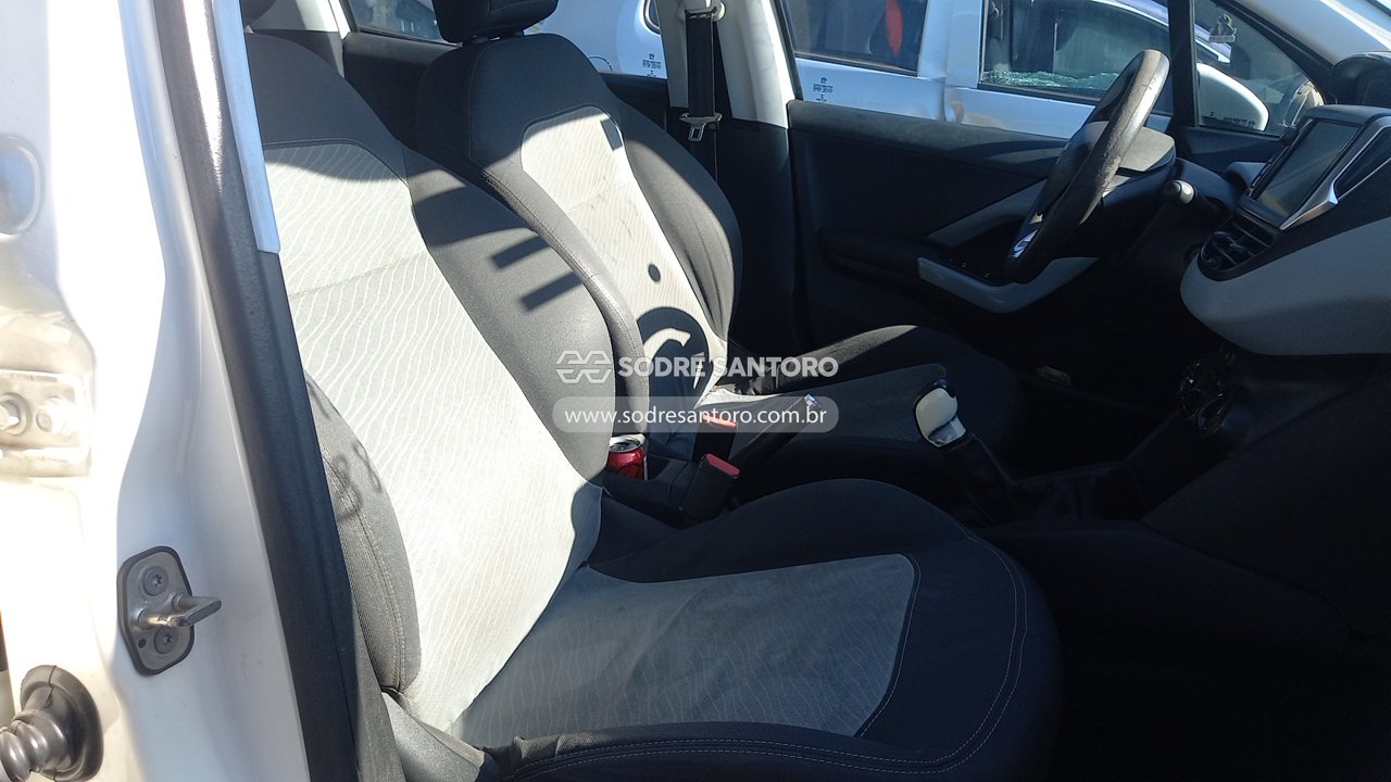 Peugeot 208 Allure - 2014/2015 — foto 9 de 12