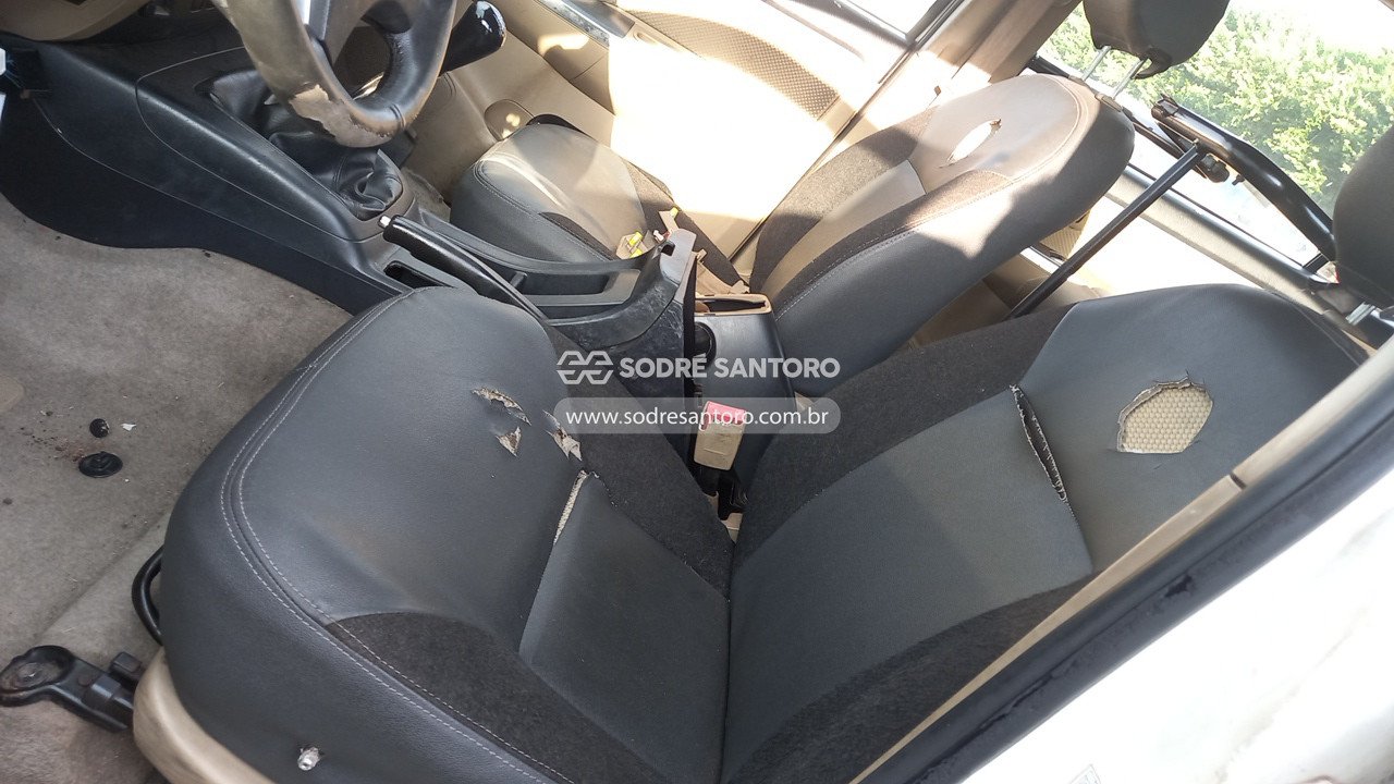 Foto 8 de 13: TOYOTA - HILUX SW4 4X2SR 2014/2014