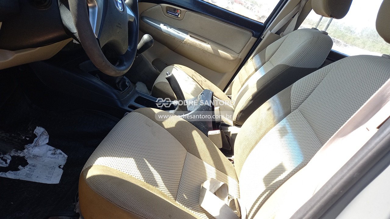 Foto 8 de 13: TOYOTA - HILUX SW4 4X2SR 2014/2014